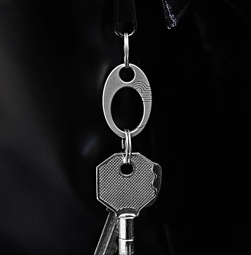 Mini Nøglering i Ren Titanium: EDC Tryk-Lås Charm Værktøj