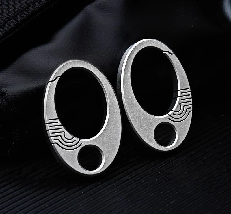 Mini Nøglering i Ren Titanium: EDC Tryk-Lås Charm Værktøj