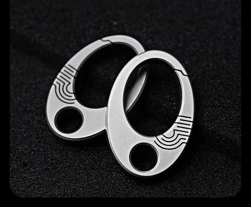 Mini Nøglering i Ren Titanium: EDC Tryk-Lås Charm Værktøj