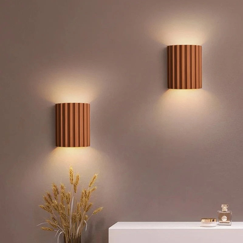 Væglampe med LED i farvet harz – Faldende design