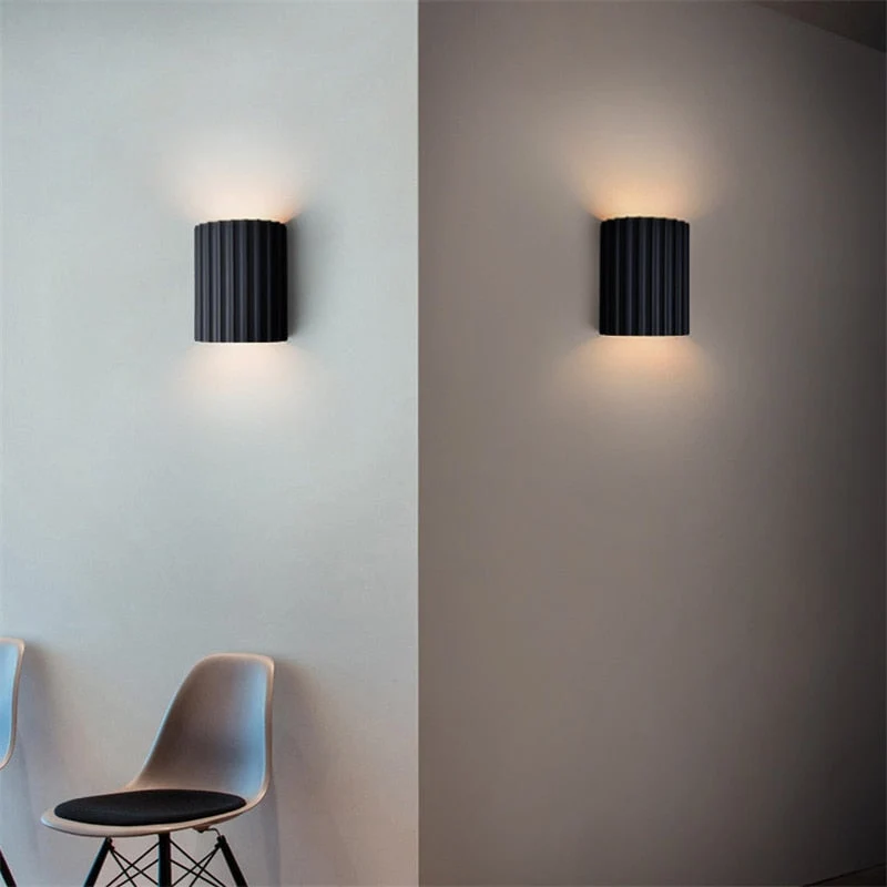 Væglampe med LED i farvet harz – Faldende design
