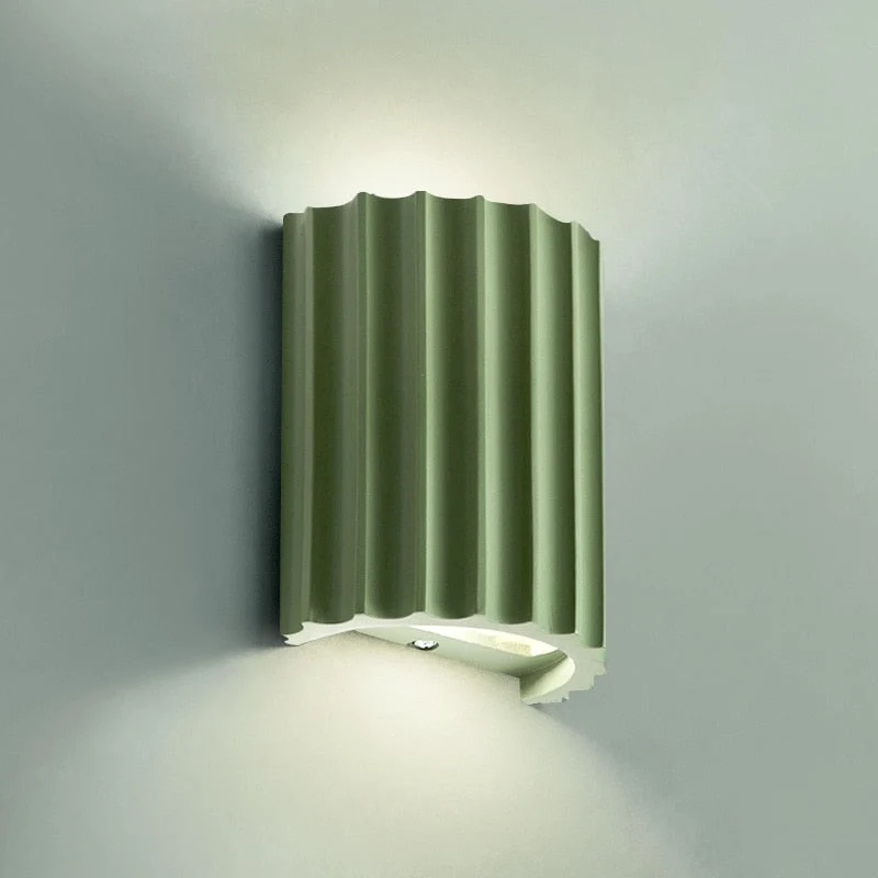 Væglampe med LED i farvet harz – Faldende design