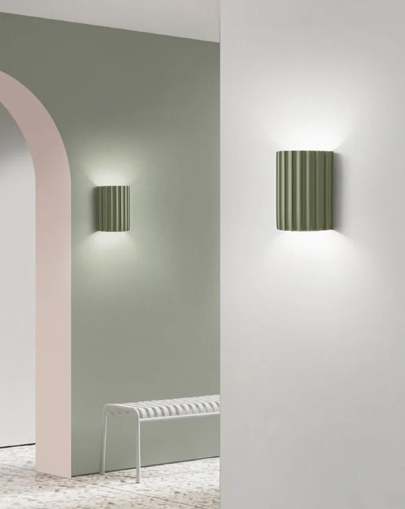 Væglampe med LED i farvet harz – Faldende design
