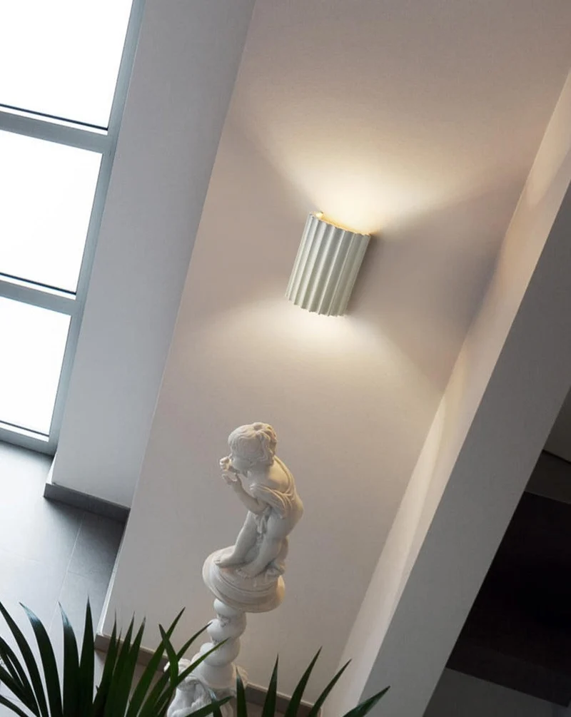 Væglampe med LED i farvet harz – Faldende design