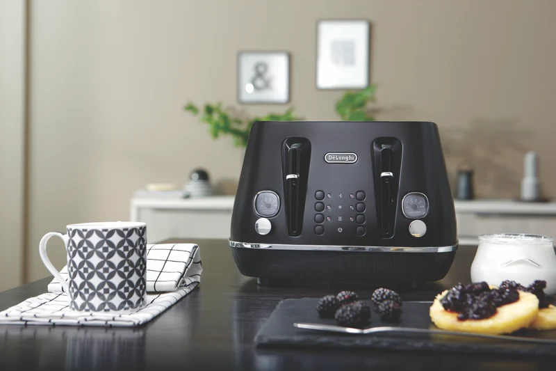 DeLonghi Distinta Moments 4 Slice Toaster - Black