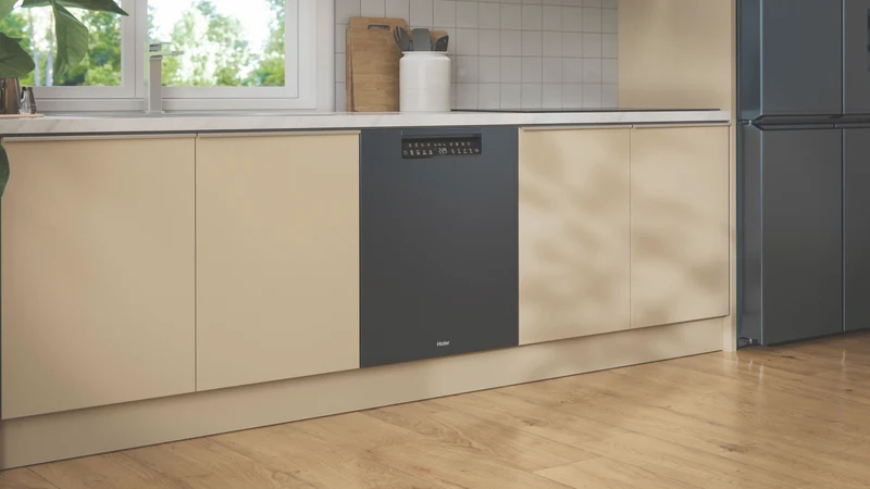 Haier 600 Series Built Under Dishwasher, Steam, Black