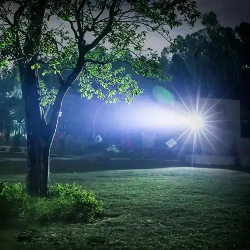 LED Lommelygte med 90.000 Lumen | Vandtæt IP65 & Zoomfunktion | Holdbart Udendørsdesign