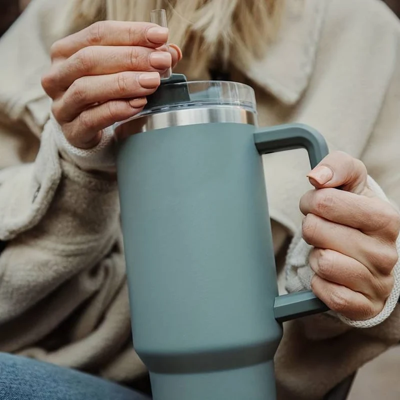 Tumbler termomugg 1200 ml med handtag, lock och sugrör