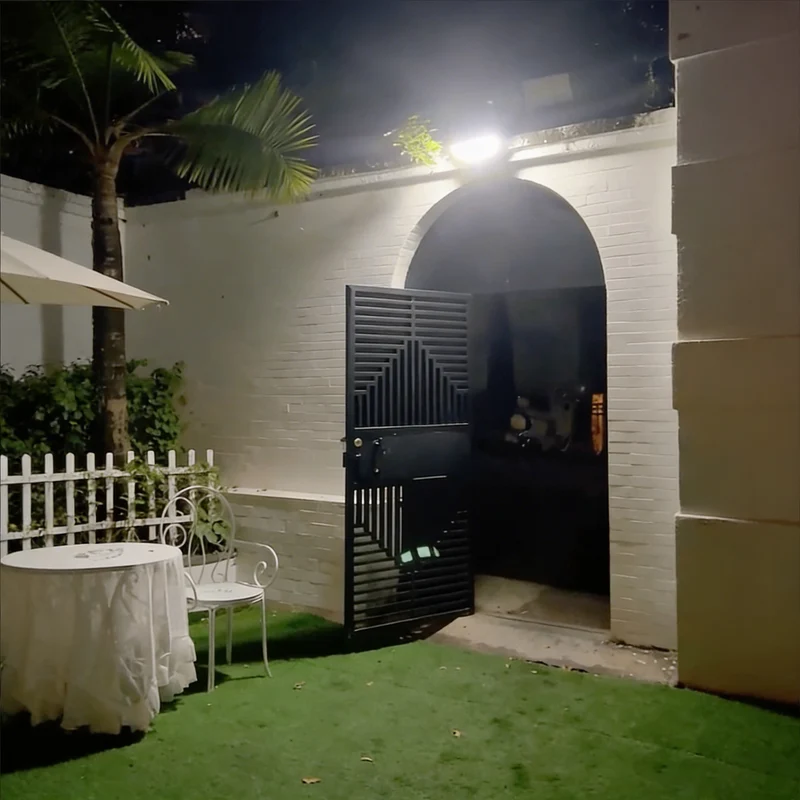 Solcelle Udendørslampe med 270° Bevægelser | 3 Justerbare LED-hoveder | Fjernbetjening & IP65 Vandafvisende