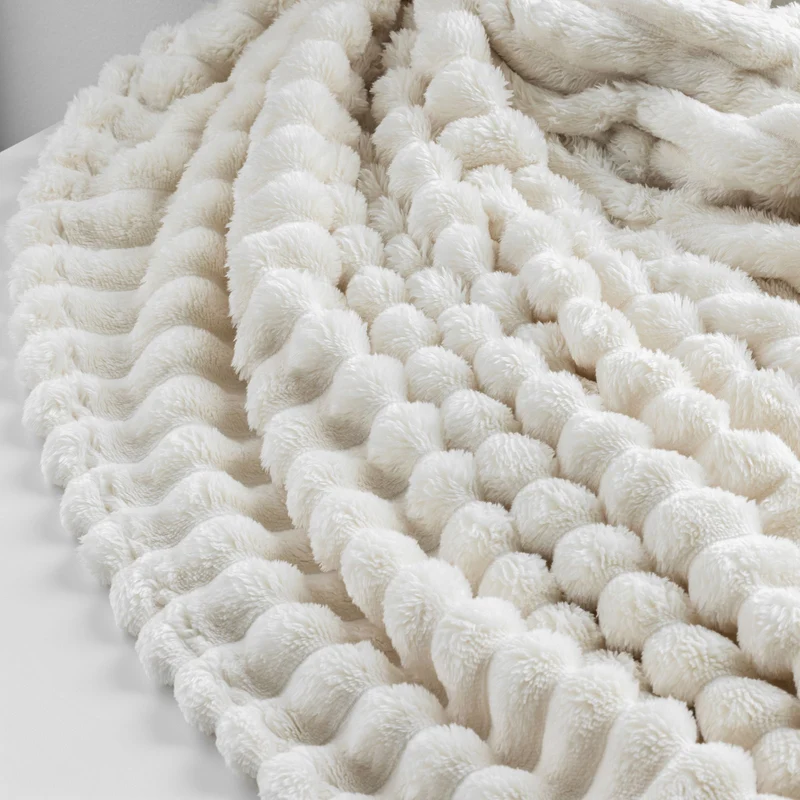 Fluffig pläd i off-white – Ultramjuk lyx