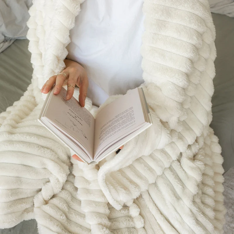 Fluffig pläd i off-white – Ultramjuk lyx