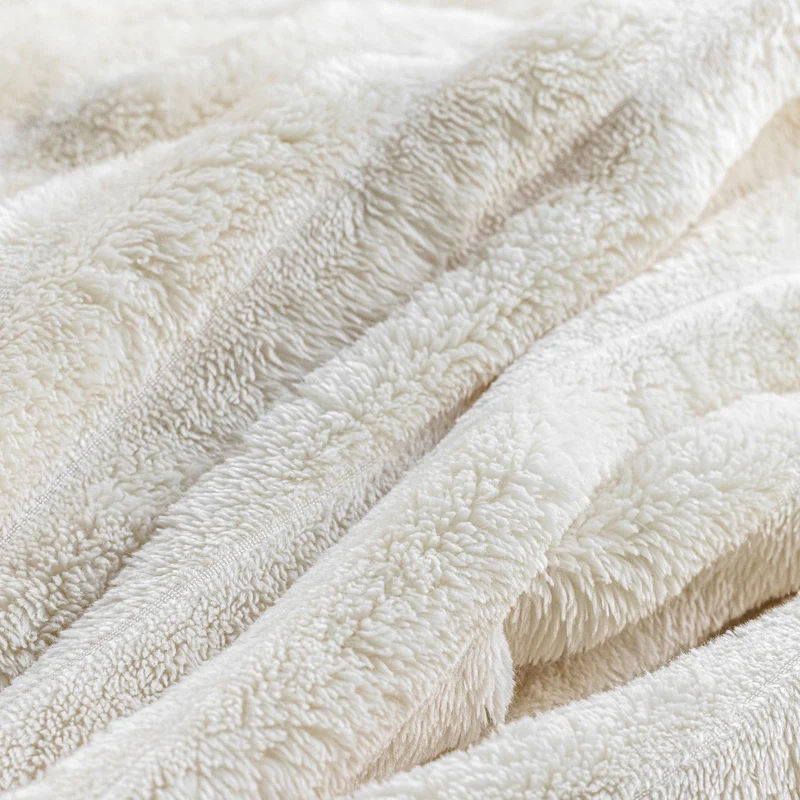 Fluffig pläd i off-white – Ultramjuk lyx