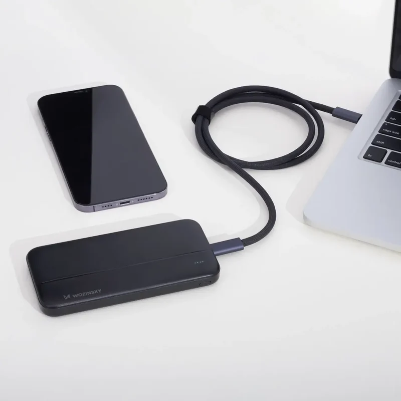 Kompakt 10.000 mAh Powerbank med Dual-USB, USB-C, Micro-USB og LED-display