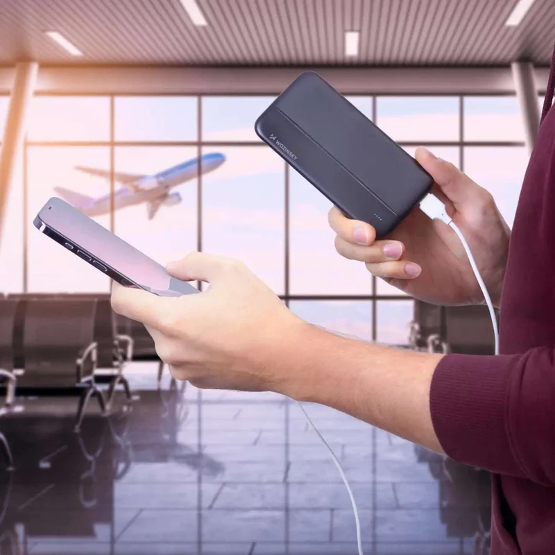 Kompakt 10.000 mAh Powerbank med Dual-USB, USB-C, Micro-USB og LED-display