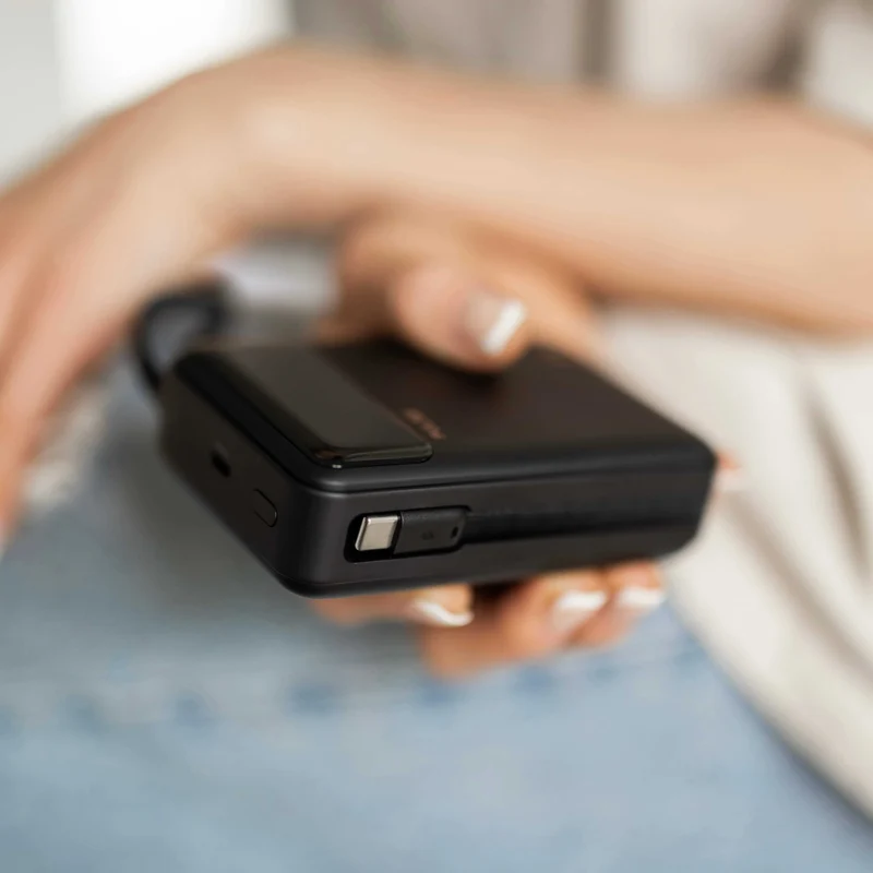 20.000 mAh Powerbank med 65W Power Delivery og indbygget USB-C-kabel til bærbar, tablet og smartphone
