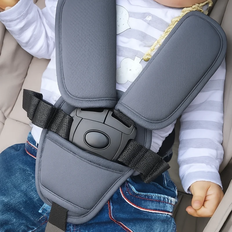 Blødt og åndbart bilsædecover til baby med sikkerhedssele
