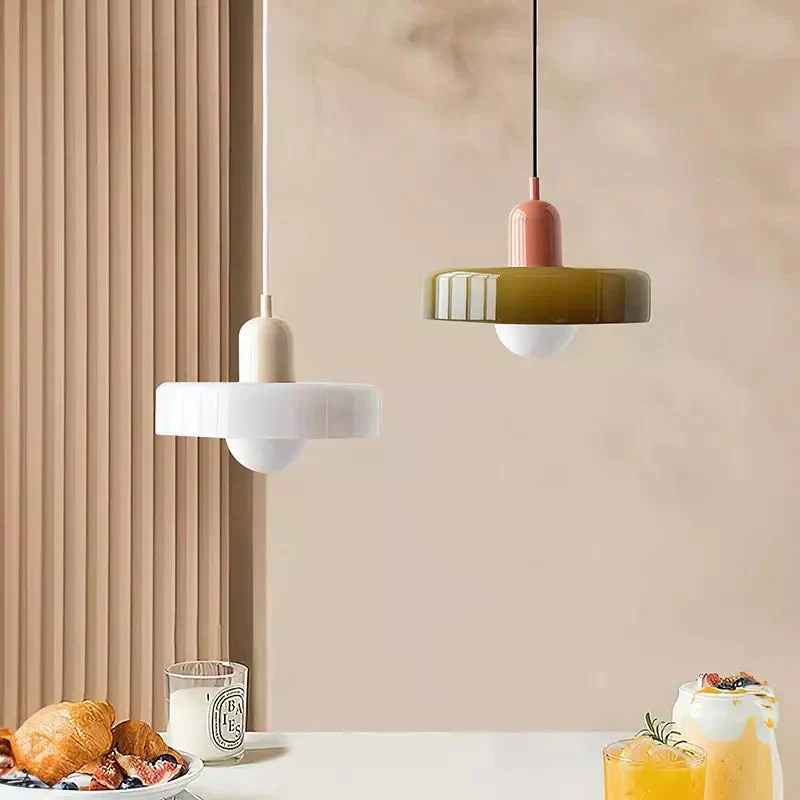 Farvet Glas Pendellampe fra Bauhaus