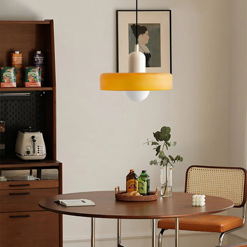 Farvet Glas Pendellampe fra Bauhaus