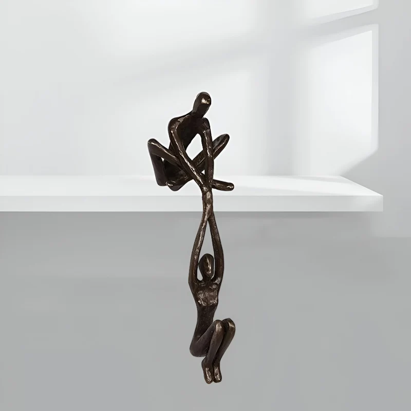 Statue af mand der løfter kvinde – Kunstnerisk dekoration