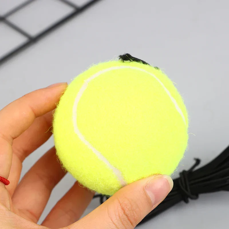Selbsttrainings Tennis Trainer mit Rückprallball und Schnur