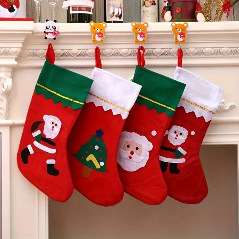 Sæt af julesokker til dekoration ved pejsen med Santa