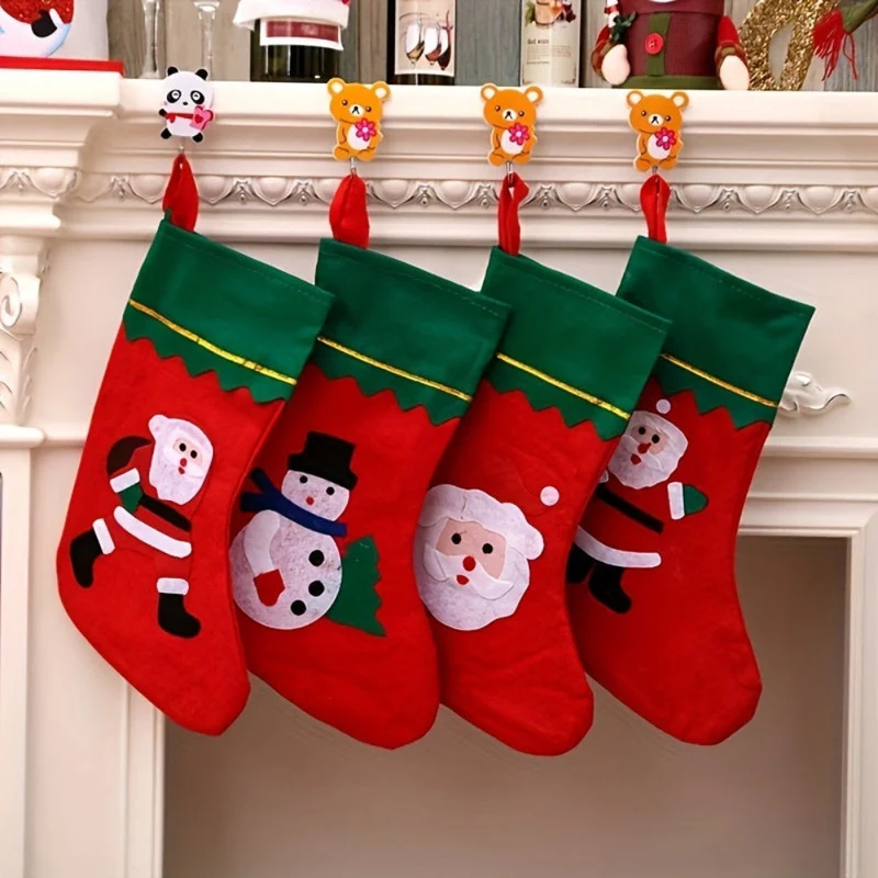 Sæt af julesokker til dekoration ved pejsen med Santa