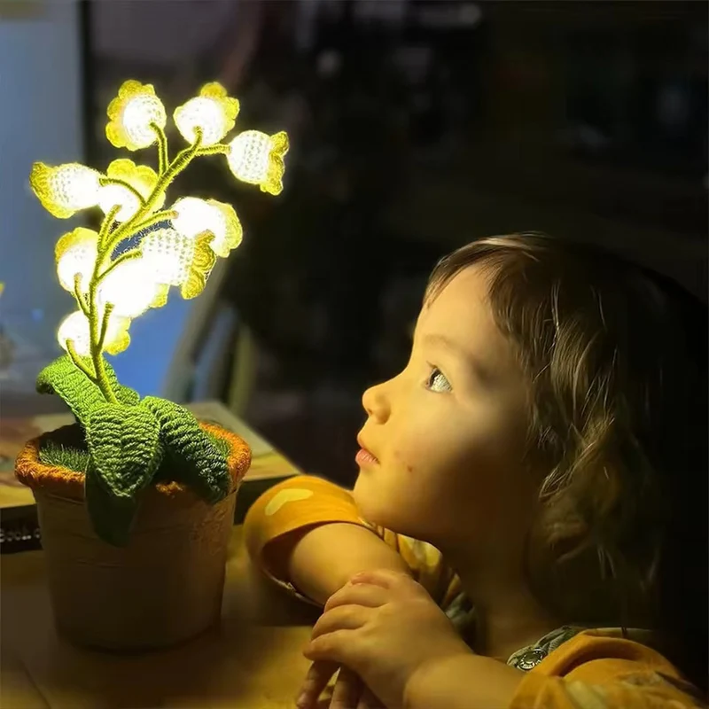 Dekorativ LED Natlampe med Hæklet Blomster – Lily Bloom Bordlampe med Varmt Hvidt Lys til Indendørs Brug