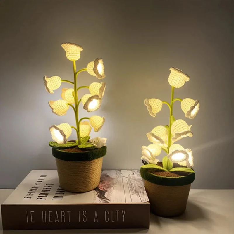 Dekorativ LED Natlampe med Hæklet Blomster – Lily Bloom Bordlampe med Varmt Hvidt Lys til Indendørs Brug