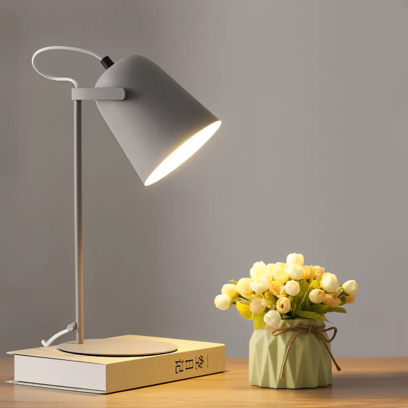 Rotating Table Lamp with Modern Design - Eye-Friendly Lighting Solution