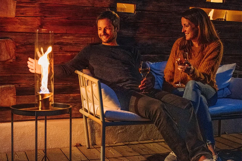 Moderne bordpejs med justerbare flammer til hyggelig atmosfære