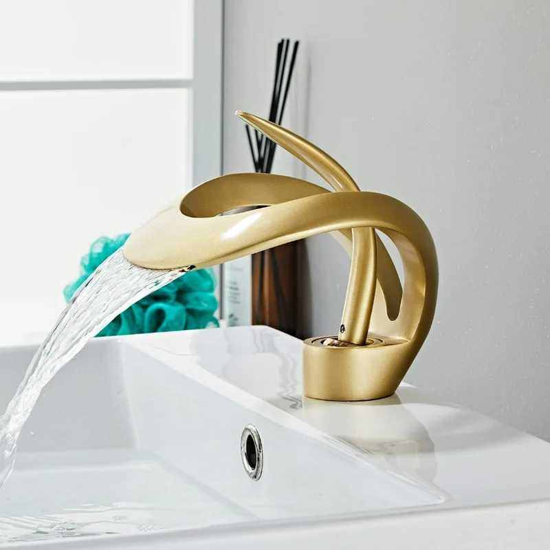 Moderne badeværelsesarmatur med minimalistisk design og vandfaldsudløb