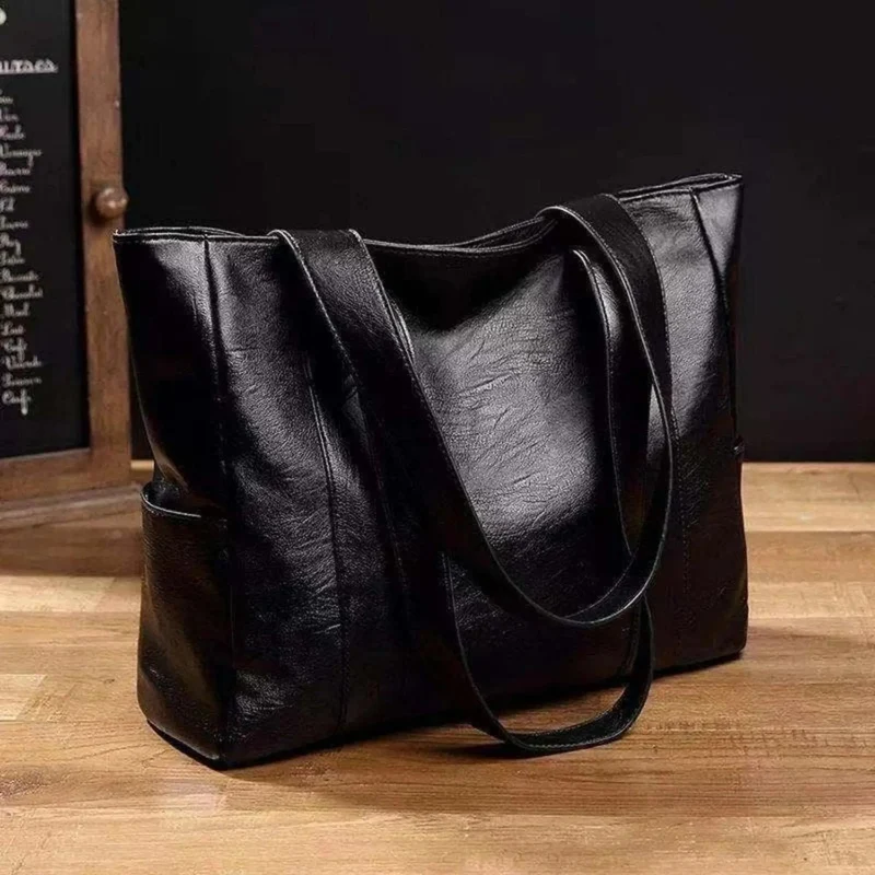 Elegant skuldertaske i læder med retrostil og glat overflade