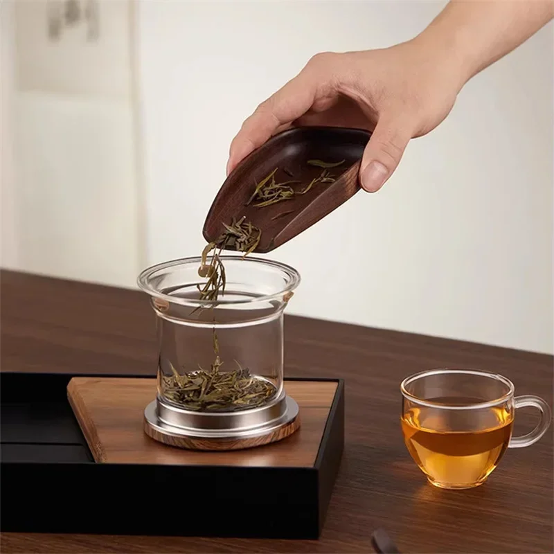 Elegant glas tepotte med infuser – stilfuld infusion med træhåndtag