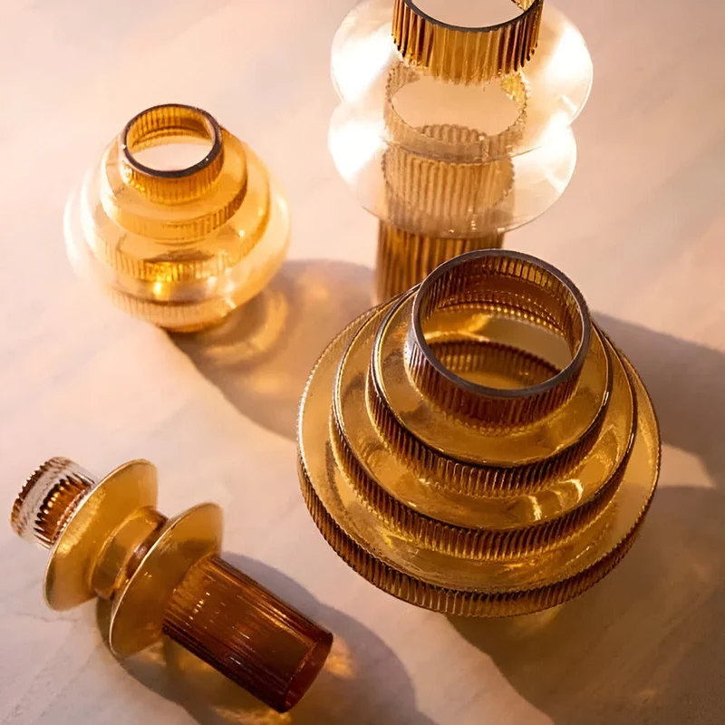 Elegant glasvase i amber - moderne dekorativ genstand til stilfulde rum