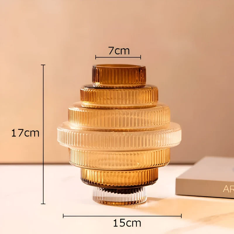 Elegant glasvase i amber - moderne dekorativ genstand til stilfulde rum