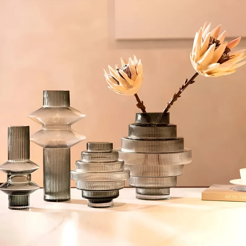Elegant glasvase i amber - moderne dekorativ genstand til stilfulde rum