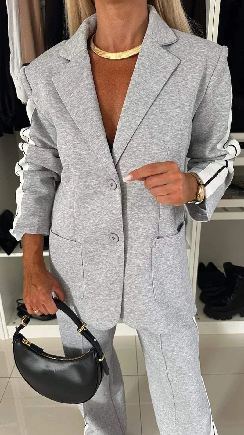 Chic Look med 2-delt Sæt – Blazer og Relaxede Bukser