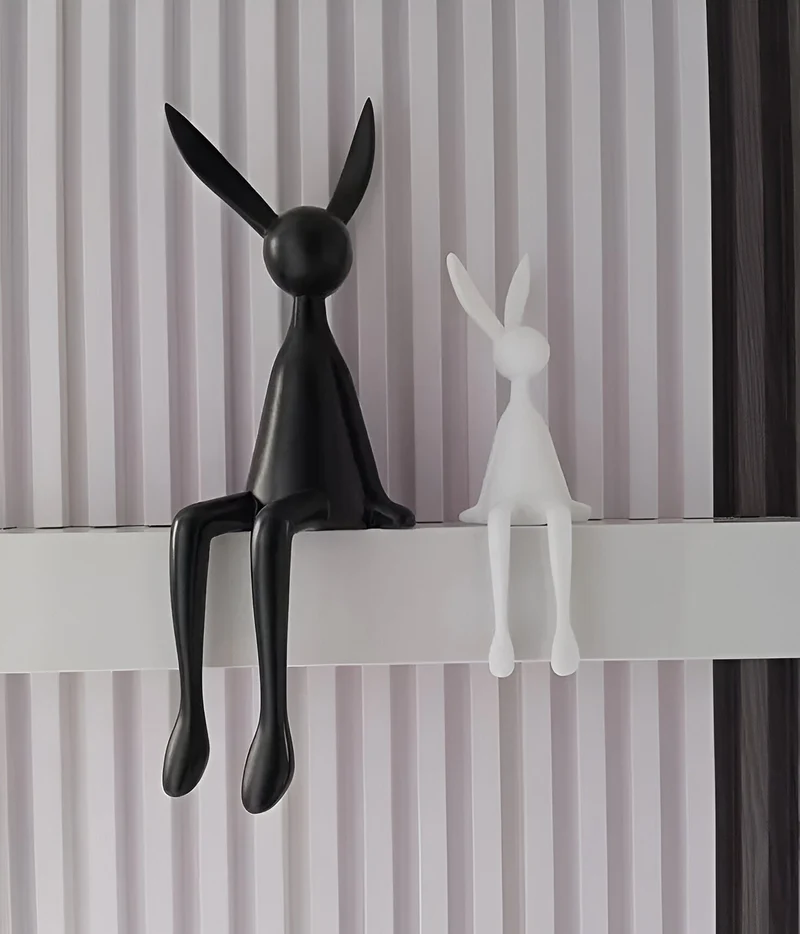 Moderne Påskehare i Elegant Design - Sort/Hvid/Blå