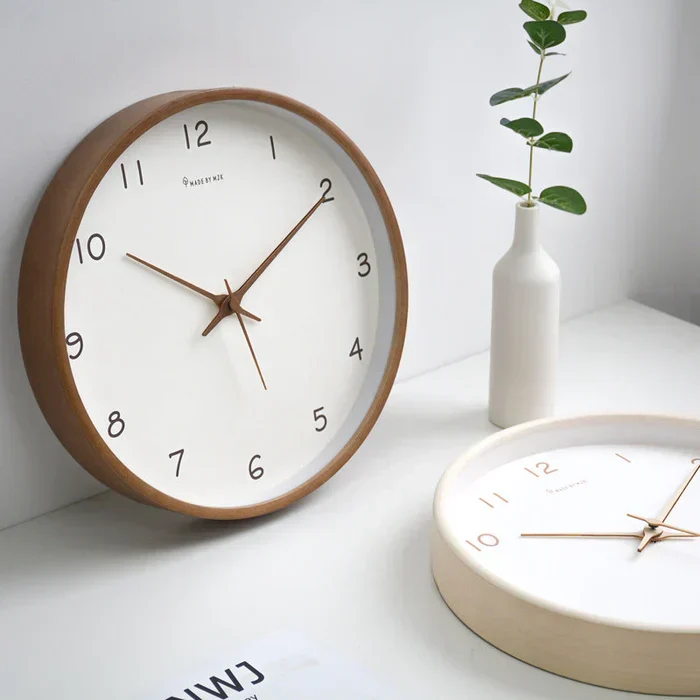 Stilfuld væguro med stille bevægelse og elegant design