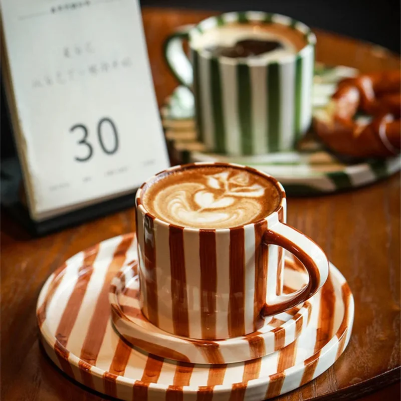 Elegant kaffesæt i keramik | Håndmalet krus og tallerken til sofistikerede stunder