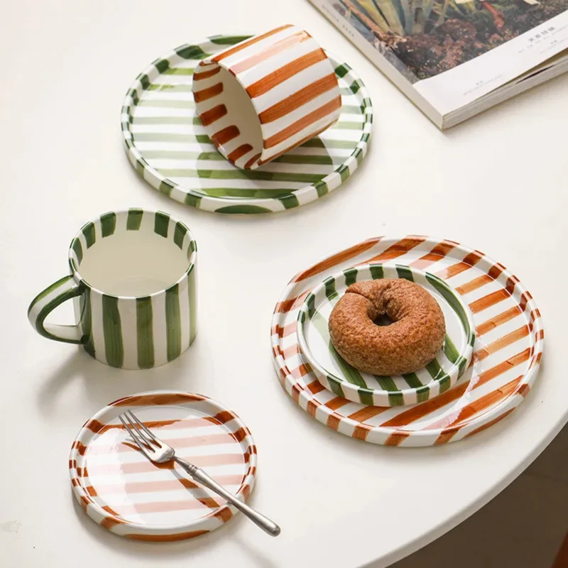 Elegant kaffesæt i keramik | Håndmalet krus og tallerken til sofistikerede stunder