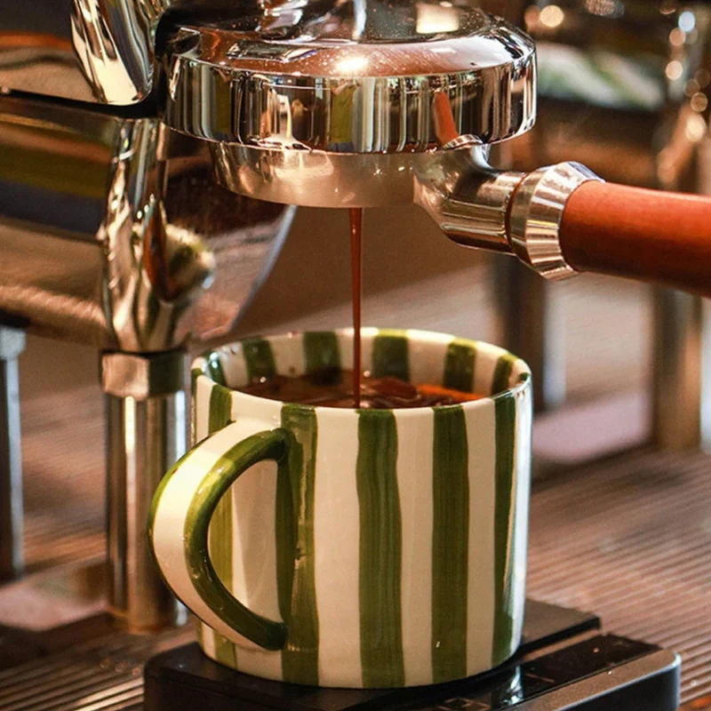 Elegant kaffesæt i keramik | Håndmalet krus og tallerken til sofistikerede stunder