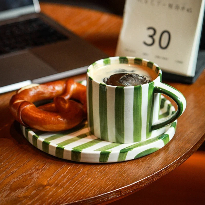 Elegant kaffesæt i keramik | Håndmalet krus og tallerken til sofistikerede stunder