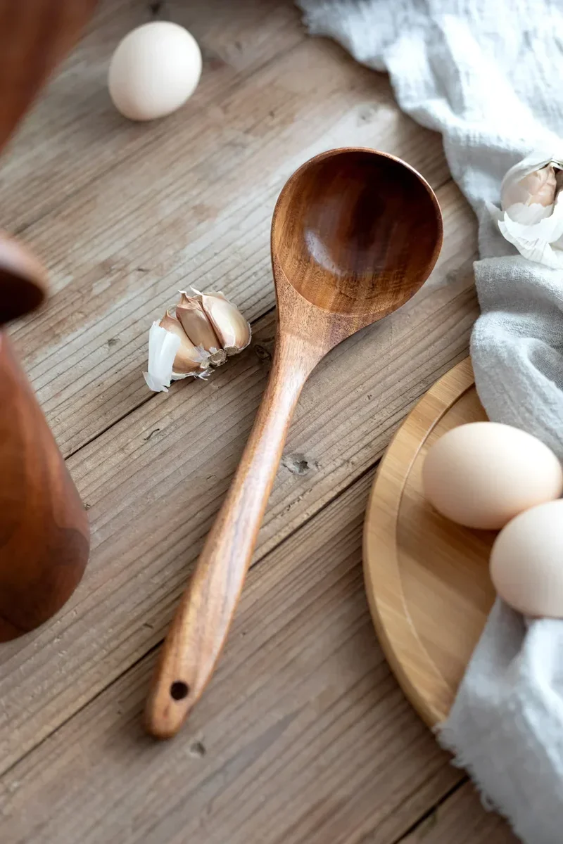 Elegant sæt af naturligt teaktræ til dit køkken