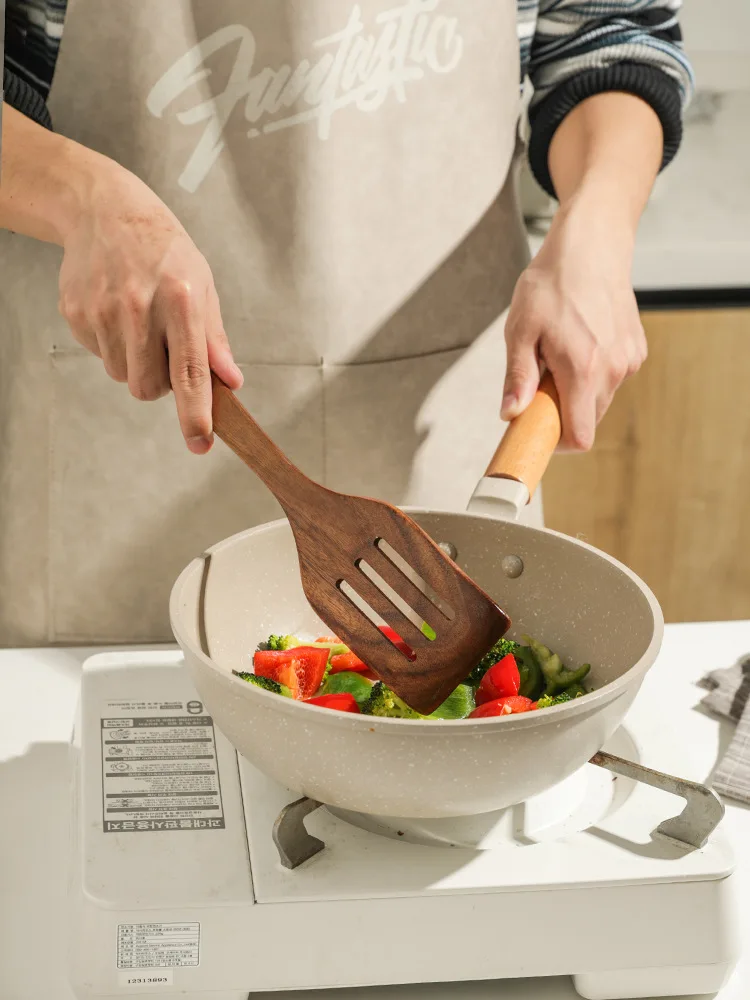 Elegant sæt af naturligt teaktræ til dit køkken