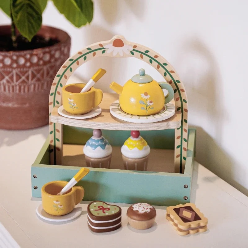 Fantastisk te-sæt i træ til børn med cupcakes – Legende stunder
