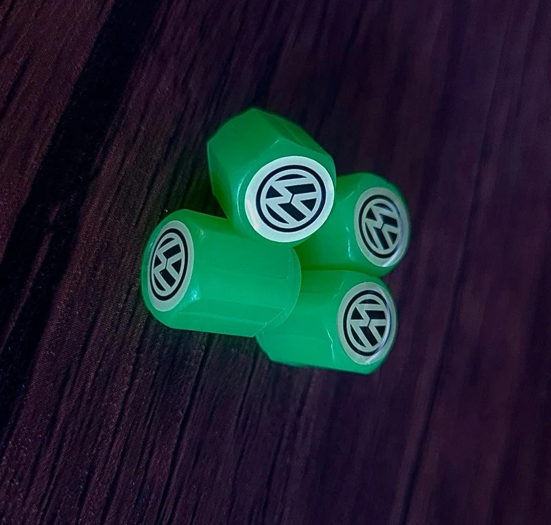 Sæt af 4 Lysende Ventilpropper med Logo – LysaMatic