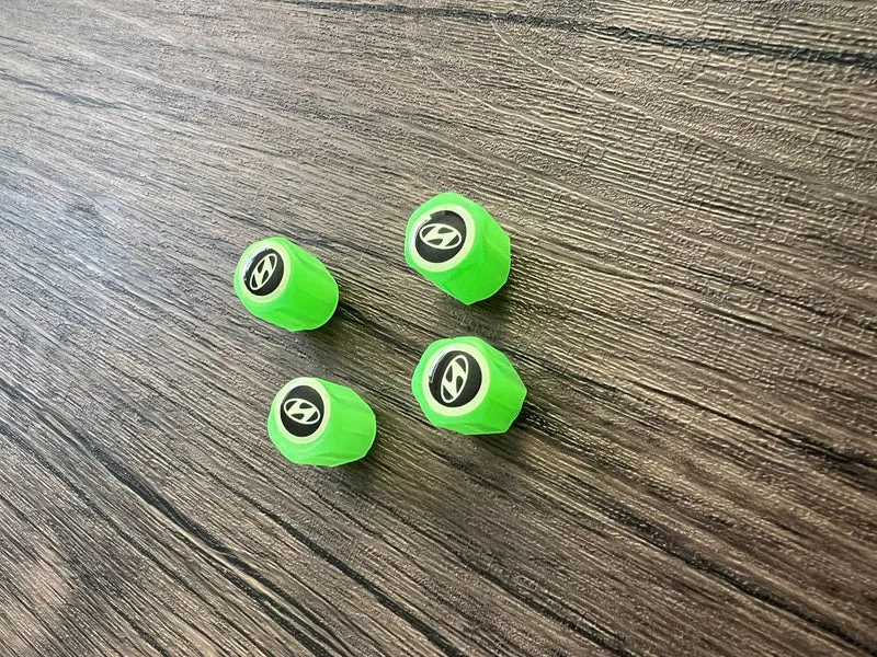Sæt af 4 Lysende Ventilpropper med Logo – LysaMatic
