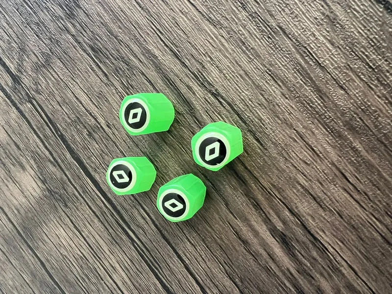 Sæt af 4 Lysende Ventilpropper med Logo – LysaMatic