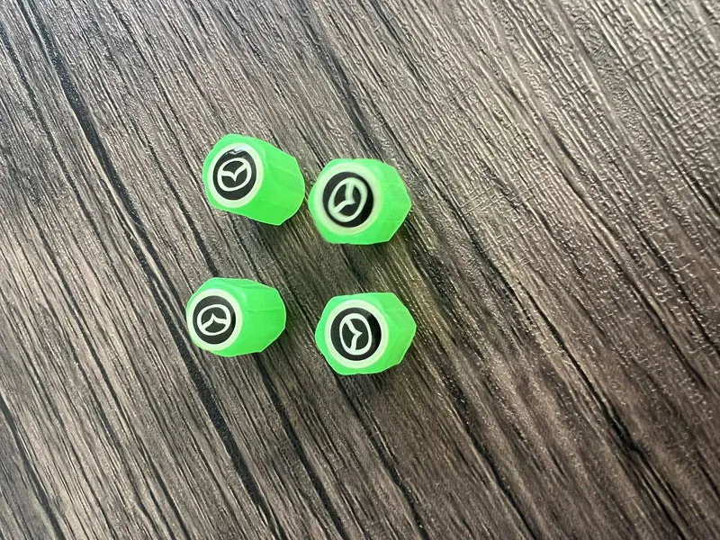 Sæt af 4 Lysende Ventilpropper med Logo – LysaMatic